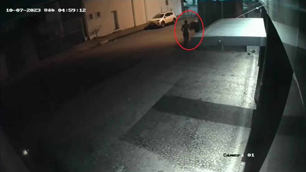 Motorista atropela suspeito de furtar celular e passa pelo menos 7 vezes com o carro por cima dele em Cuiabá