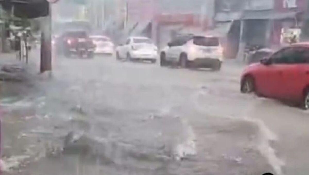 Tempestade provoca estragos em Cuiabá