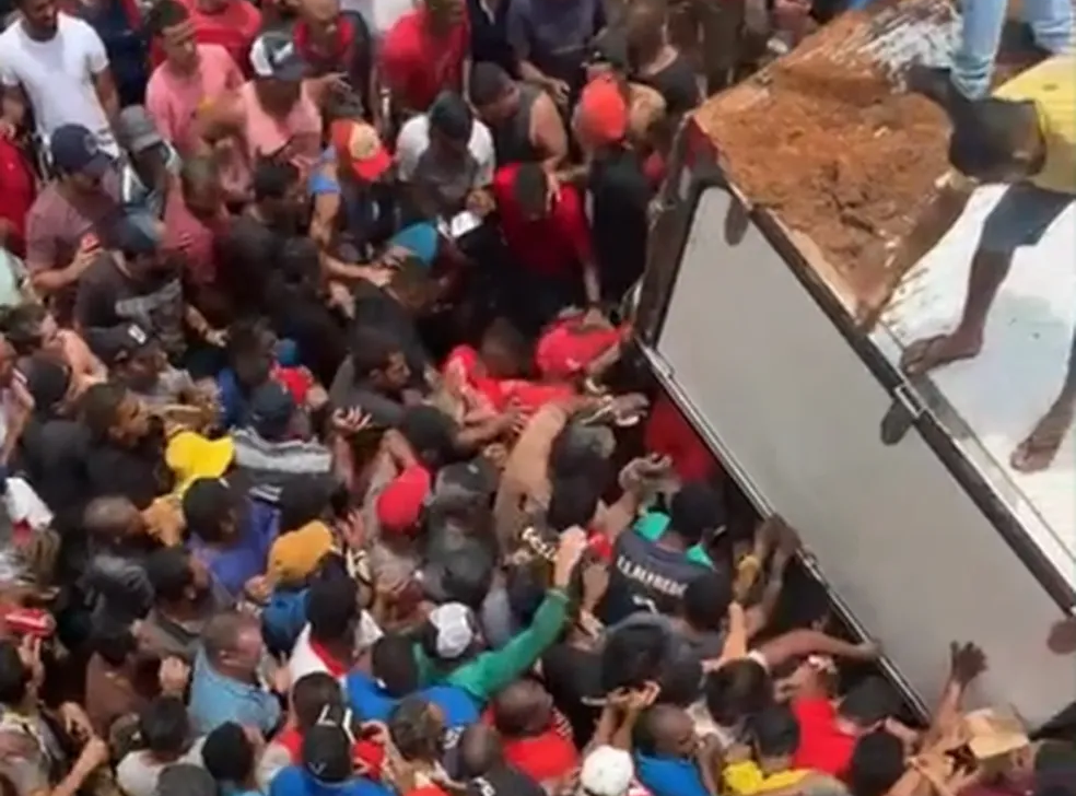 Caminhão que carregava embutidos tomba na MT-235 e mais de 400 moradores disputam carga