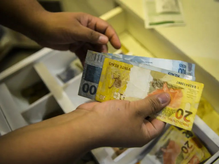 Caixa e BB abrem agências mais cedo nesta quarta (22) para “Dia D – Mutirão Desenrola”