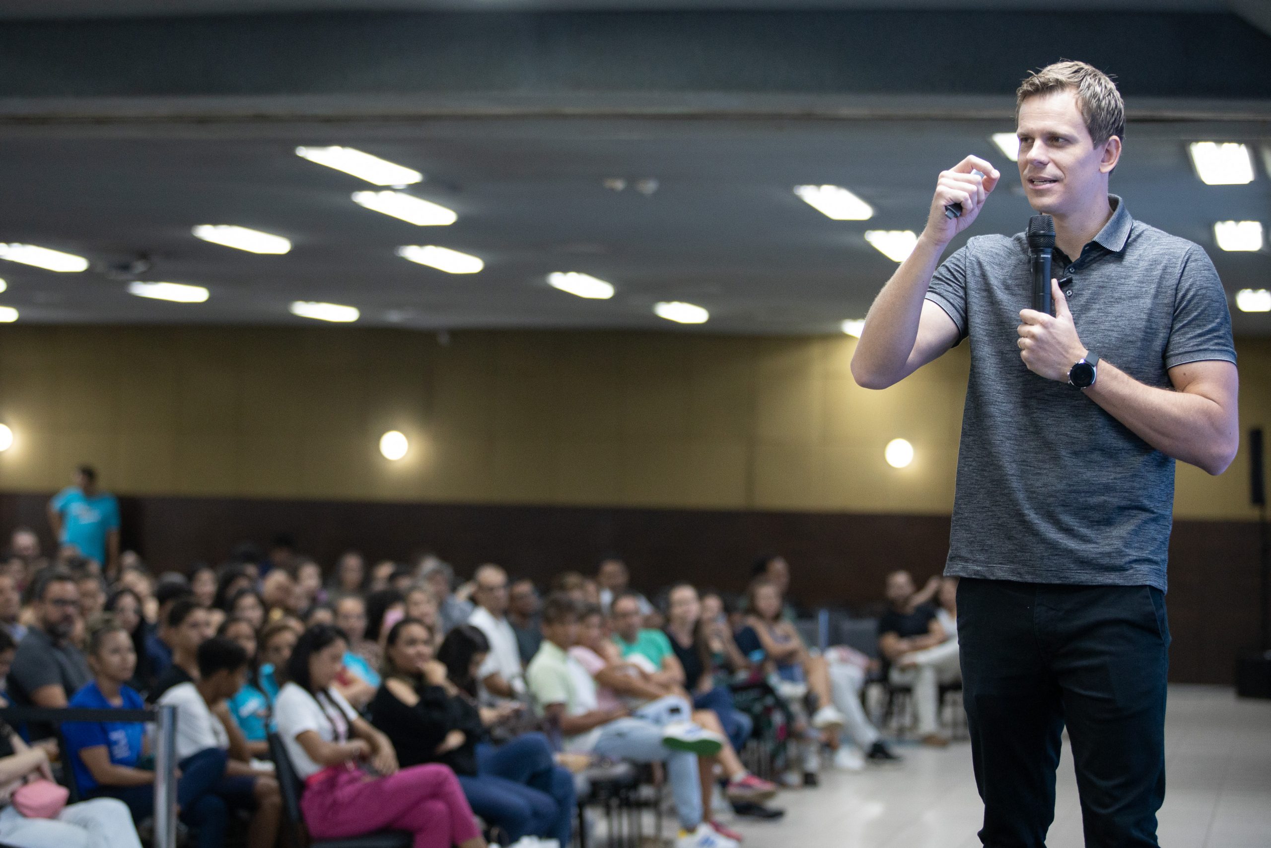 Campeão olímpico César Cielo mostra os segredos do sucesso para centenas de pessoas em Cuiabá 