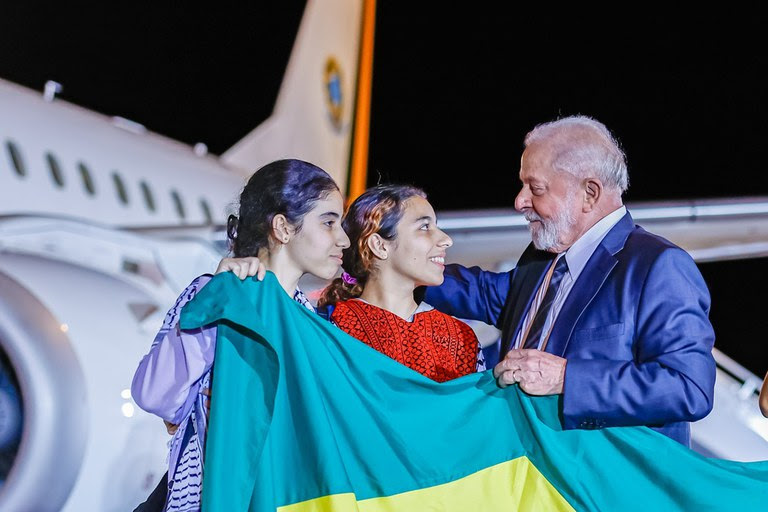 Presidente recebe 32 repatriados de Gaza na chegada a Brasília: “Coroamento de trabalho sério”