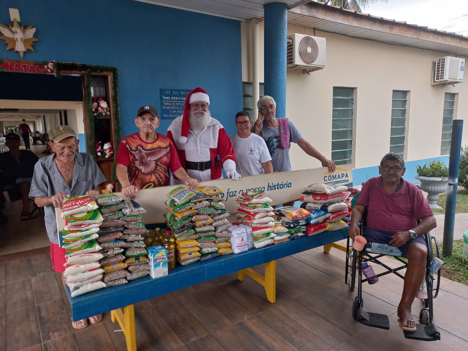 TMI entrega ao Lar dos Idosos alimentos doados no Natal Mágico