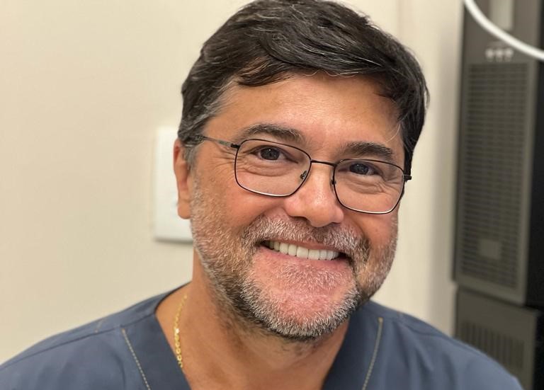 Hábito de roer gelo tem impactos negativos na proteção do sorriso