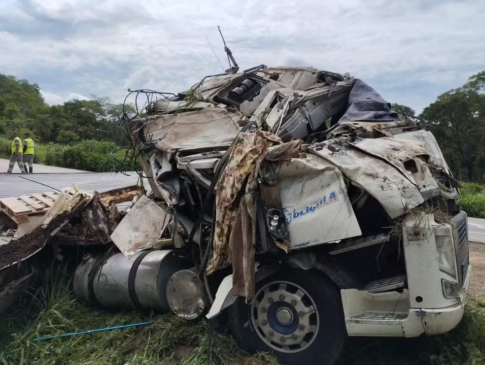 Polícia identifica criança de 5 anos e avós mortos em acidente com carreta na BR-364