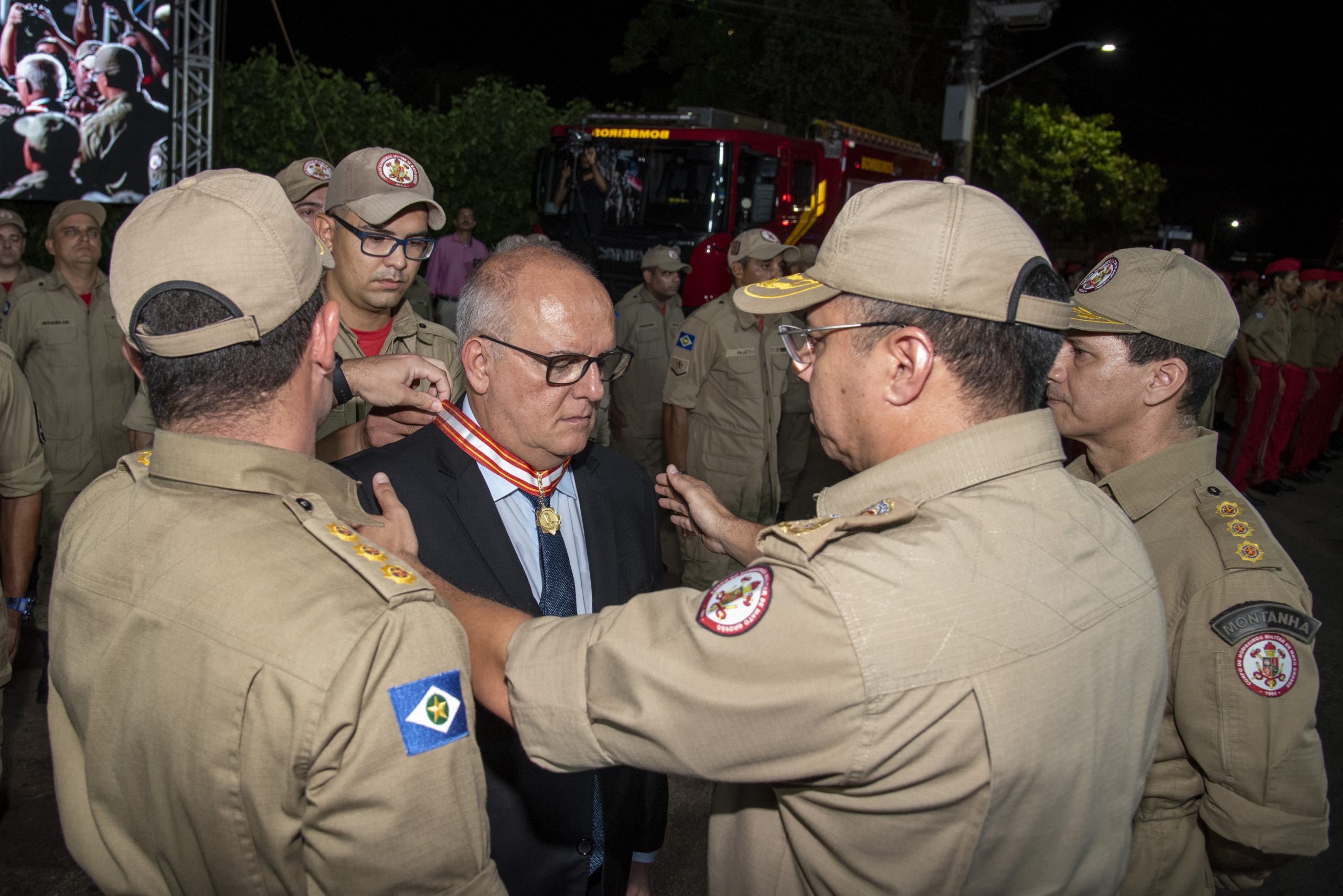 Rondonópolis | Prefeito recebe maior honraria do Corpo de Bombeiros de Mato Grosso