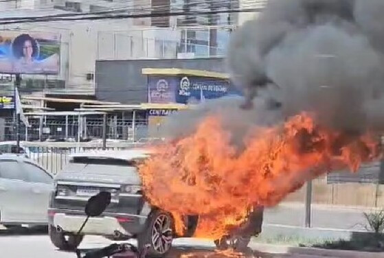 Cuiabá | Land Rover pega fogo no estacionamento de supermercado