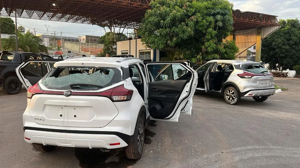 Grupo invade concessionária de veículos, faz seguranças reféns e 6 são mortos em confronto com a PM