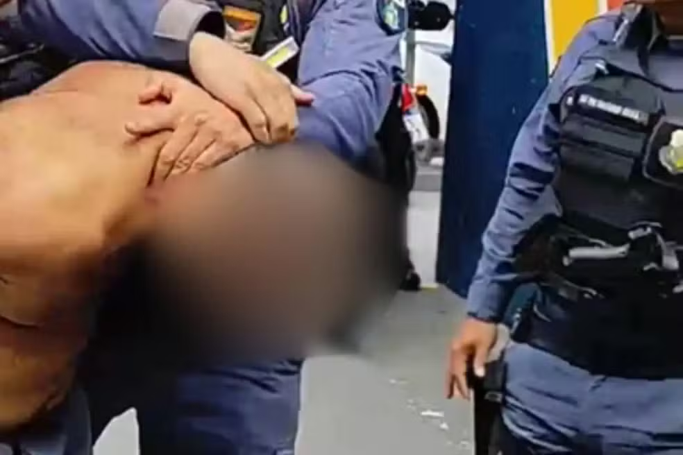 Homem é preso pela 2° vez por estuprar enteada de 13 anos; mãe foi detida por acobertar crime