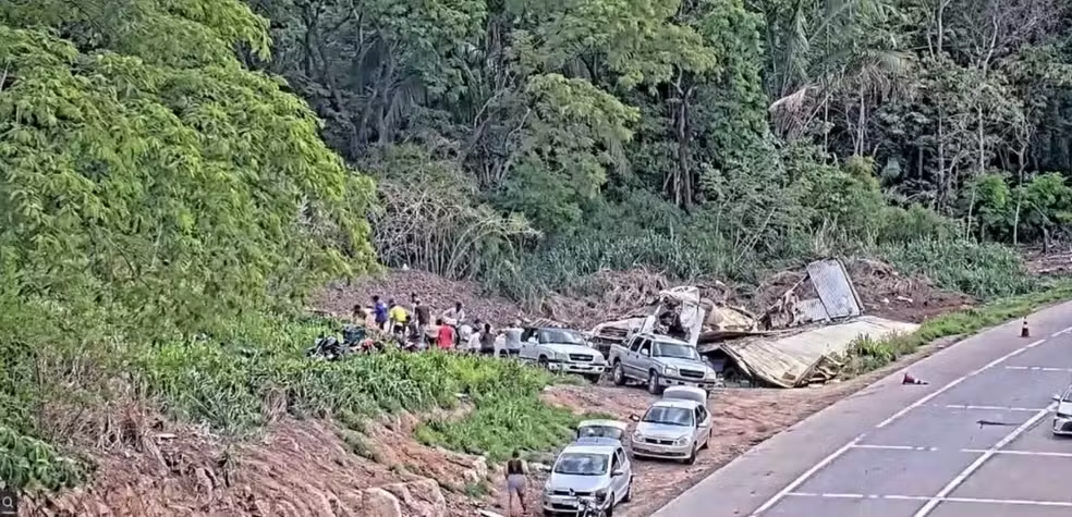 Quatro pessoas são presas por saquear carga de carreta envolvida em acidente onde criança e avós morreram na BR-364