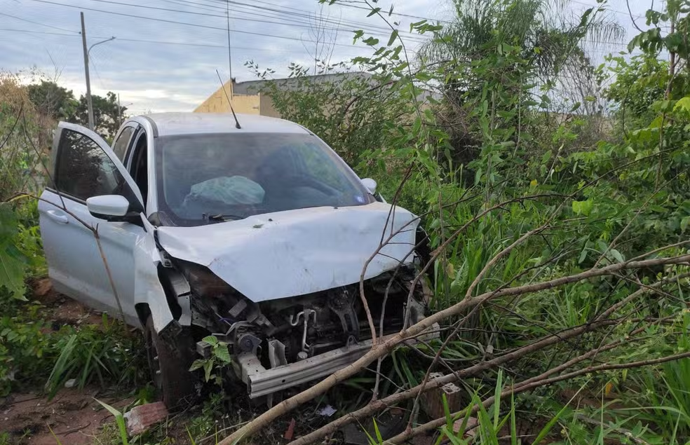Várzea Grande | Motorista bate em muro de aeroporto após perder controle do carro