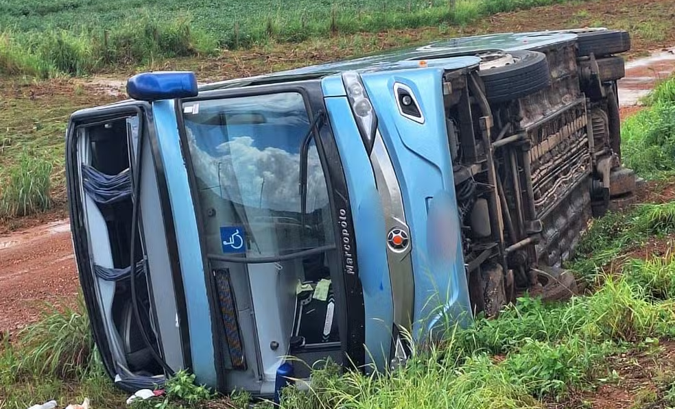 Passageiro morre e outros 10 ficam feridos após ônibus de viagem tombar às margens da BR-163