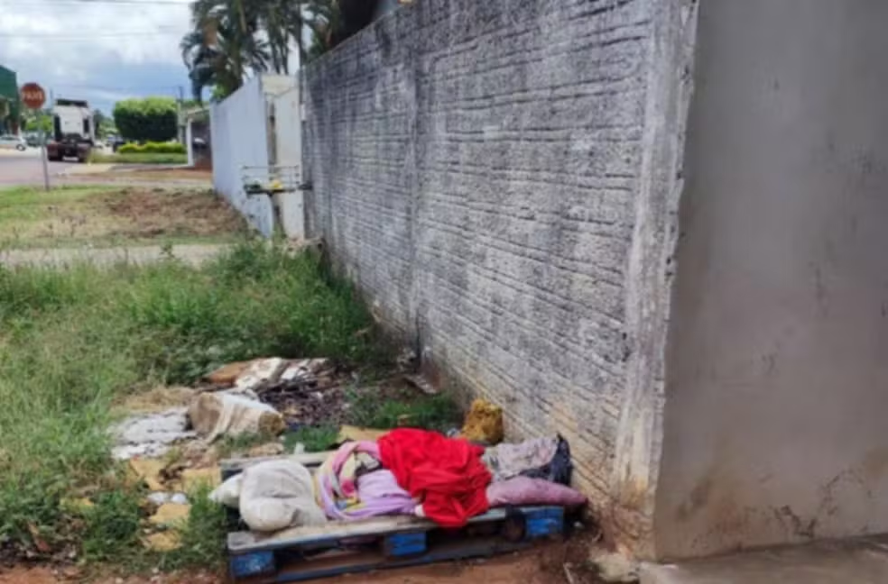 Jovem é preso por maus-tratos após colocar mãe para dormir na calçada