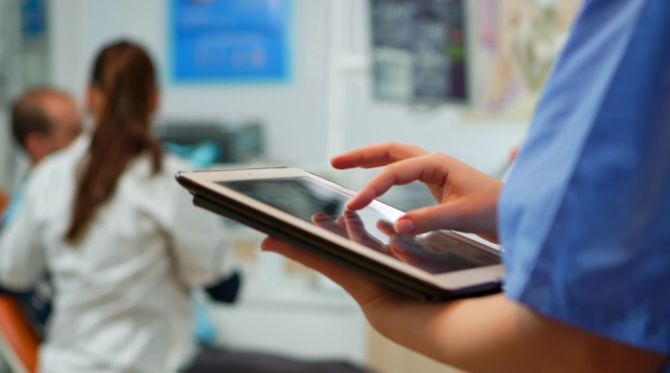 Pesquisa aponta que 44% das clínicas e hospitais privados no país não ouvem os seus pacientes