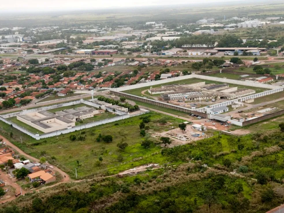 Presidiário foge da PCE sequestra ex-mulher e filho e entra em confronto com a PM