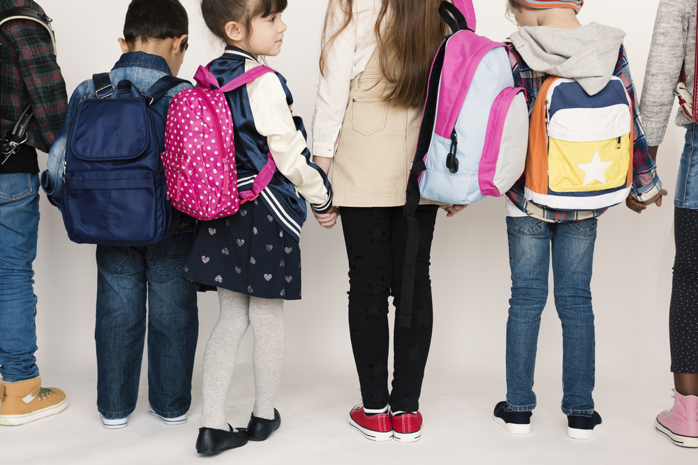Ortopedista se surpreende com o peso das mochilas na porta das escolas e faz alerta