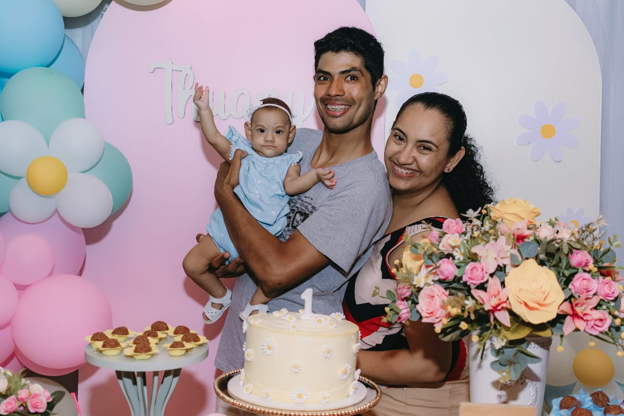 Bebê que nasceu com 535g em Cuiabá faz seu primeiro aniversário 