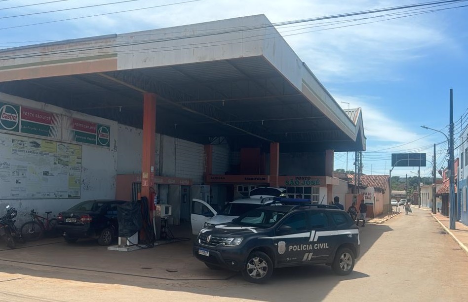Polícia Civil e Ipem lacram bomba de posto e proprietário é preso por vender gasolina adulterada