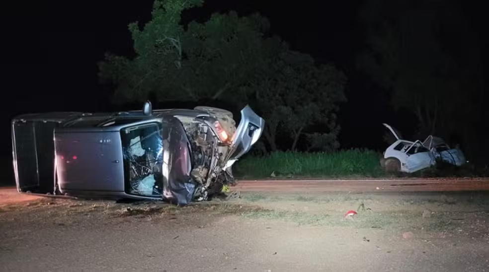 Três pessoas morrem e outras duas ficam feridas em acidente entre carro e caminhonete
