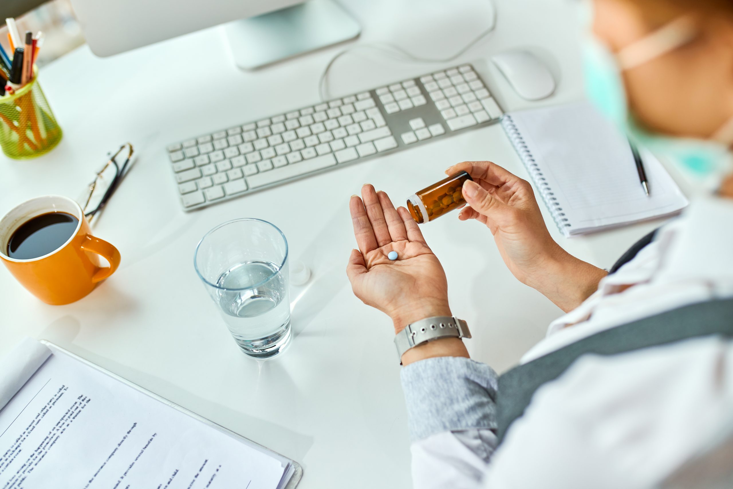 Água, café, suco ou refrigerante: como você toma medicamentos pode interferir na eficácia