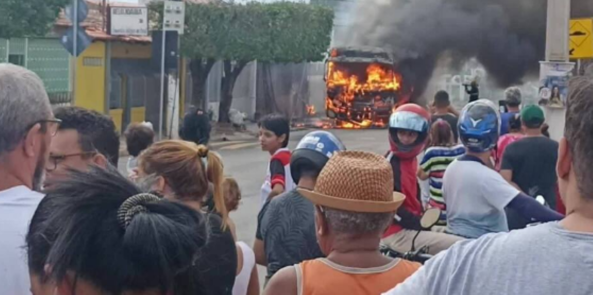 Ônibus pega fogo e assusta moradores em Cuiabá