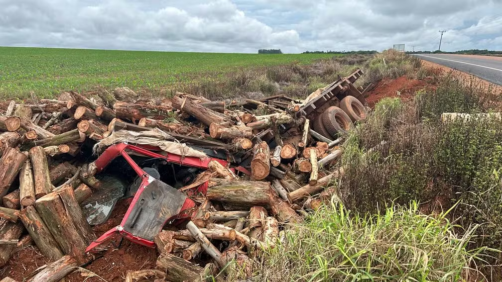 Sorriso | Motorista sobrevive a acidente após pular de cabine segundos antes de caminhão ser destruído
