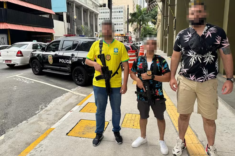 Policiais usam camisas floridas, bermudas e adereços para se disfarçar de foliões e prender ladrões de celulares em blocos
