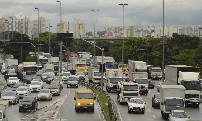 Encerra neste domingo (31) prazo para motoristas de vans, ônibus e caminhões colocaram em dia o exame toxicológico