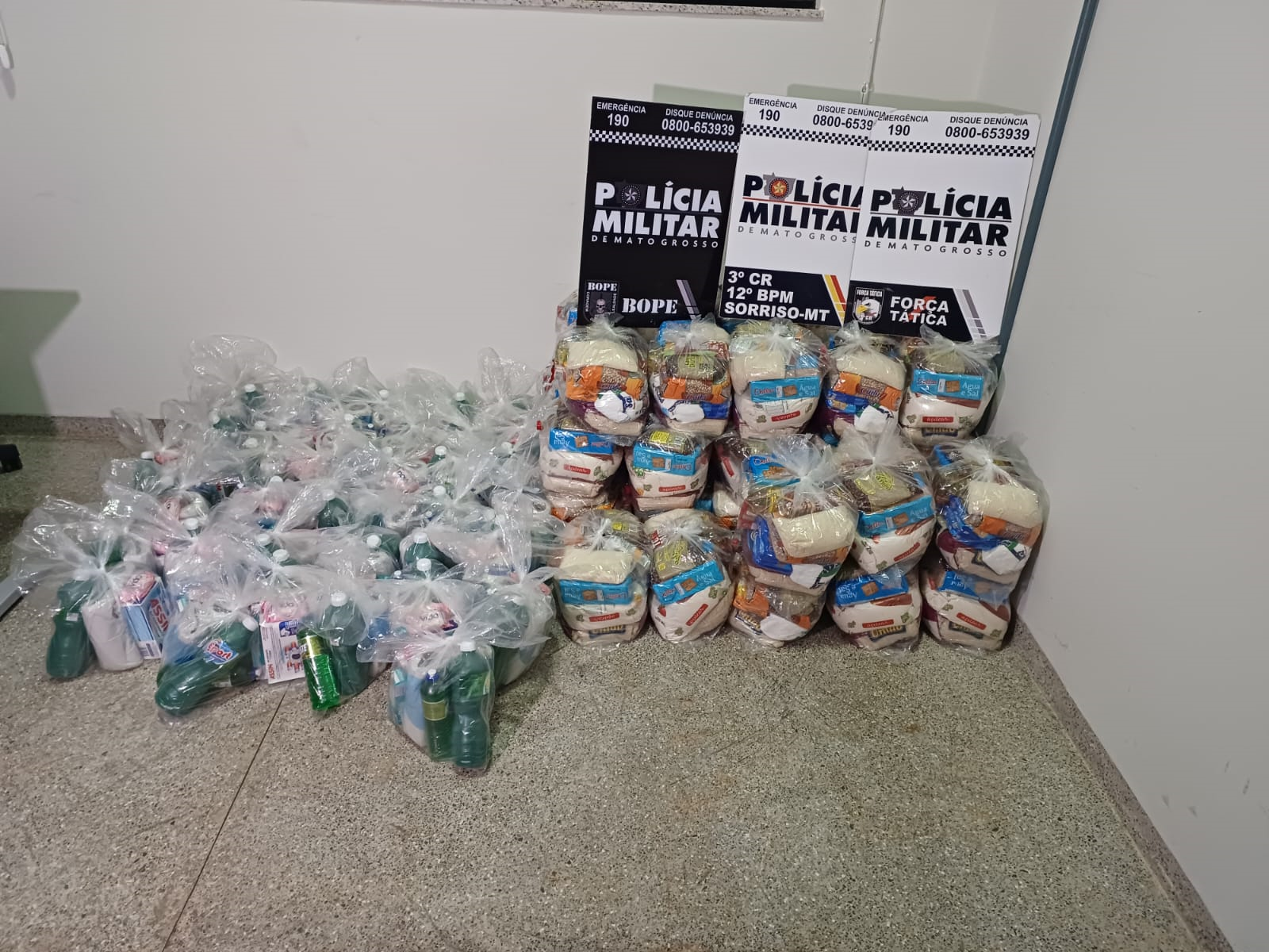 Polícia Militar prende dois irmãos e apreende drogas, espingarda e cestas básicas de facção criminosa