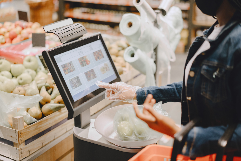 Digitalização do mercadinho de bairro: como informatizar quem nunca esteve no mundo digital?