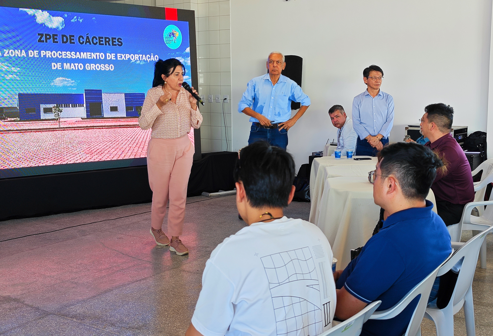 Cáceres | Prefeita Eliene recebe comitiva de empresários chineses em visita à ZPE