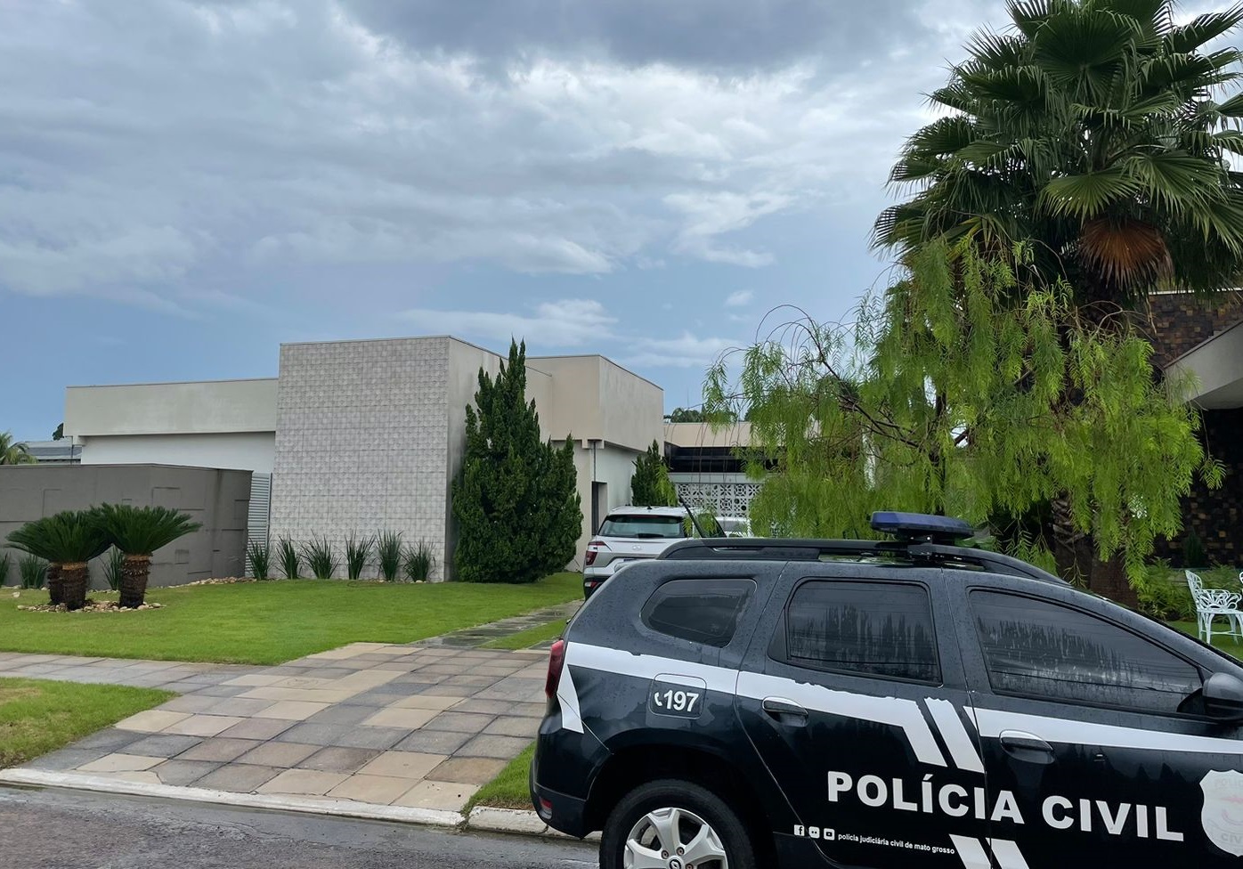 Operação Gravatas cumpre ordens de prisão e buscas contra grupo de advogados que se associou a presos em ações criminosas
