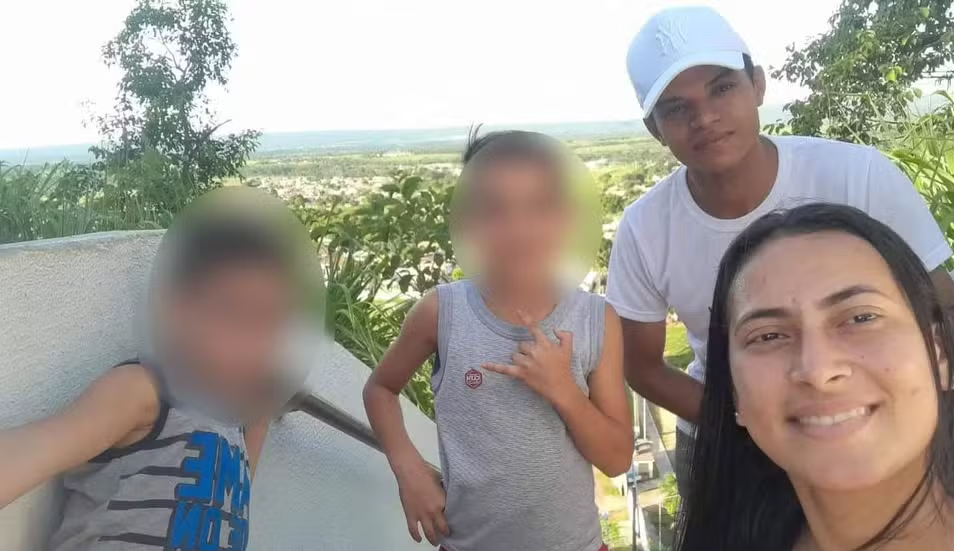 Jovem é morta a facadas pelo companheiro e filhos ficam trancados em casa com o corpo da mãe