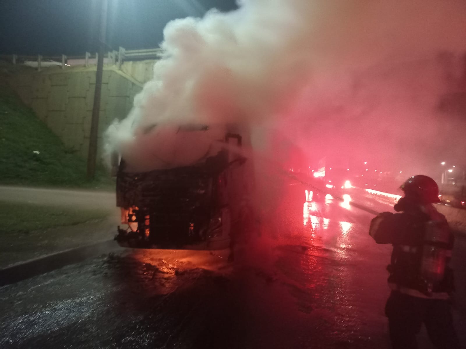 Rondonópolis | Corpo de Bombeiros Militar combate incêndio em veículo