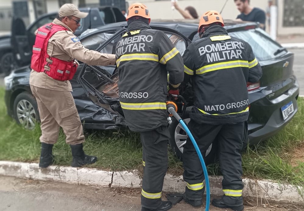 Primavera do Leste | Bombeiros realizam desencarceramento de vítima presa em ferragens de carro após acidente de trânsito