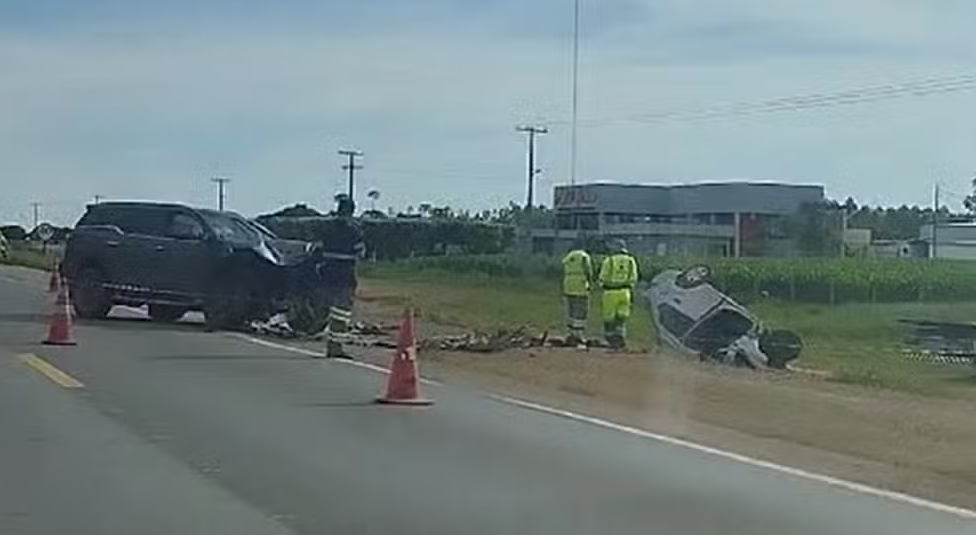 Batida entre carros deixa três feridos na BR-163