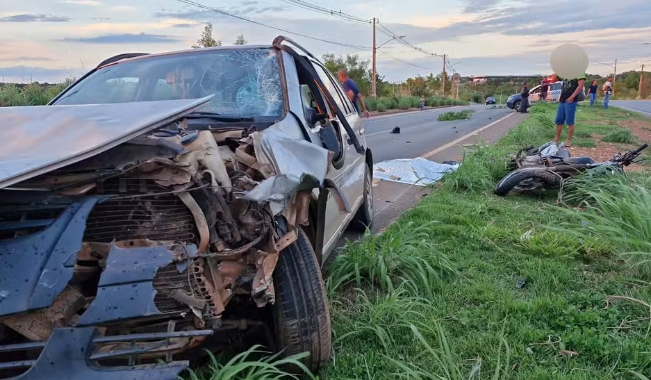 Motociclista é atingido por carro e morre enquanto atravessava canteiro de avenida