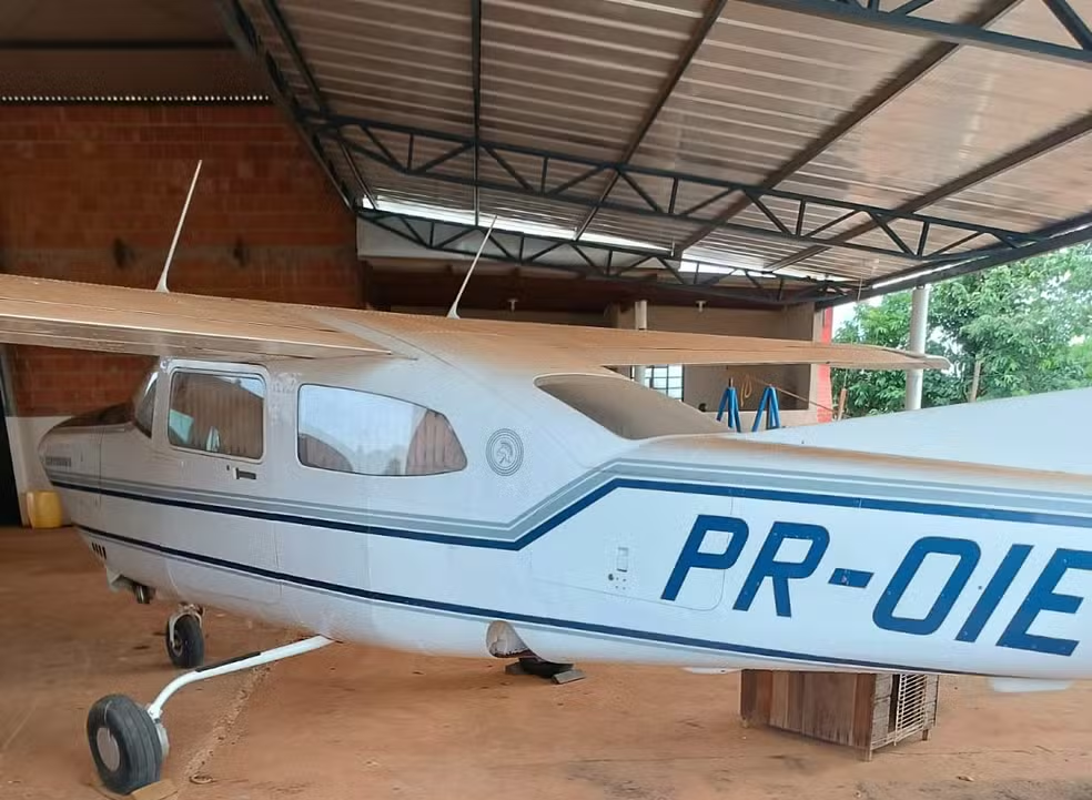 Grupo invade fazenda, faz caseiro refém e rouba avião avaliado em mais de R$ 1,1 milhão