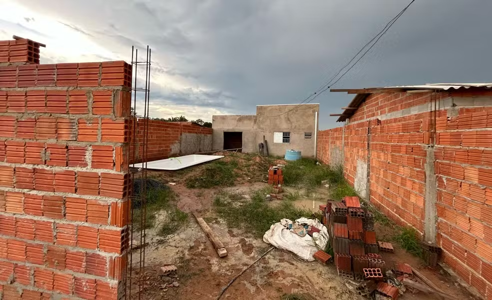 Polícia encontra casa em construção com piscina em área invadida por ‘sem-teto’ em Cuiabá