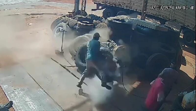 Pneu de carreta explode e atinge borracheiro