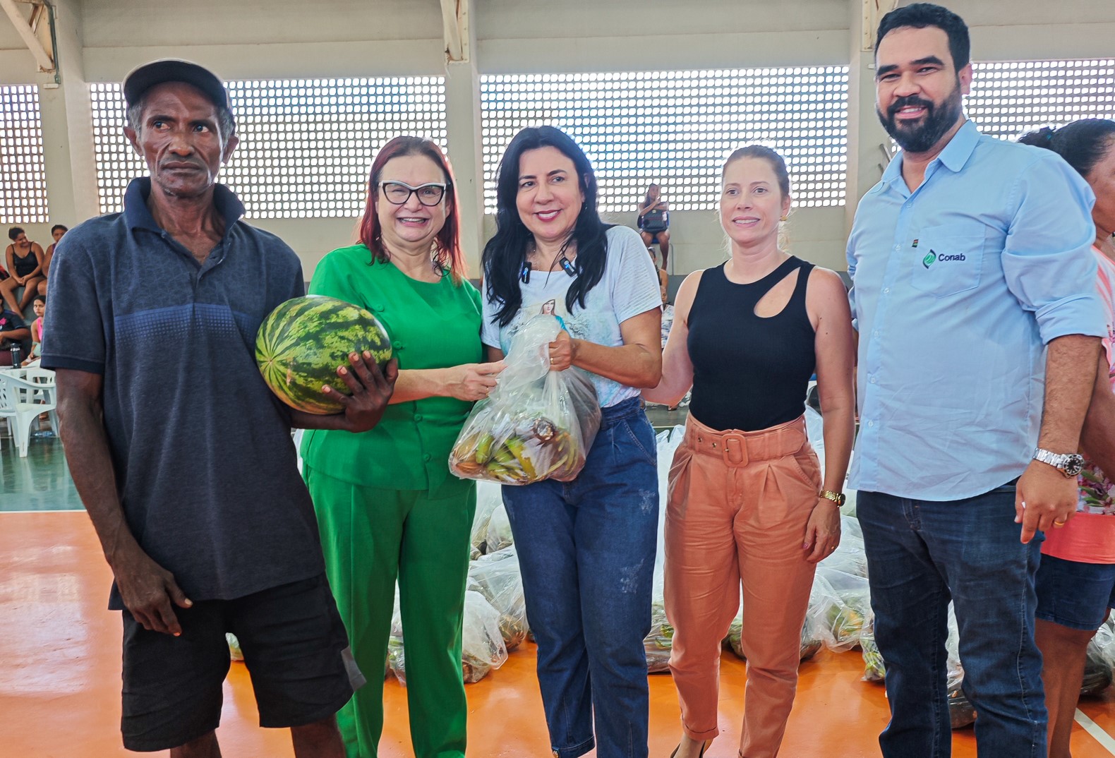 Prefeitura de Cáceres e Conab entregam 3 mil quilos de alimentos para famílias em vulnerabilidade social