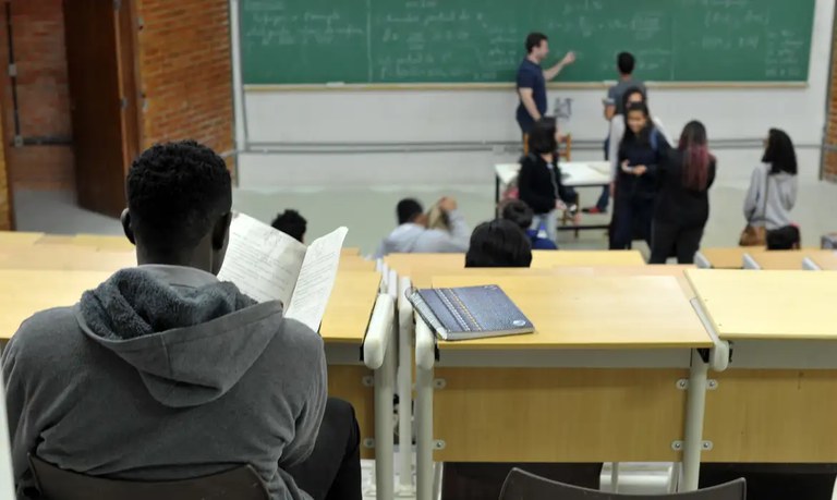 Greve na educação: governo federal apresenta proposta de reestruturação das carreiras