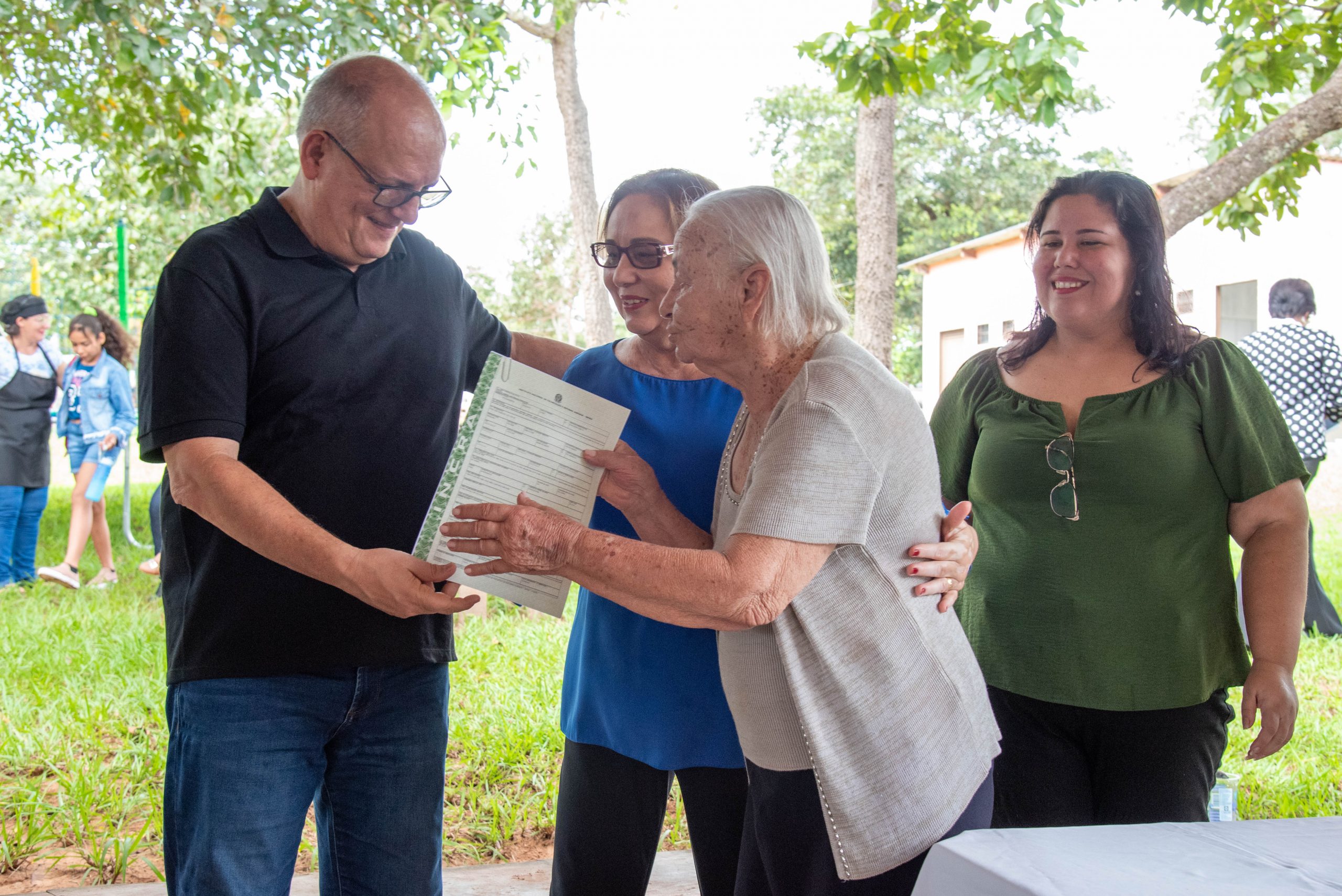 Rondonópolis | Prefeitura e Incra entregam títulos de propriedade a famílias do Assentamento Carimã