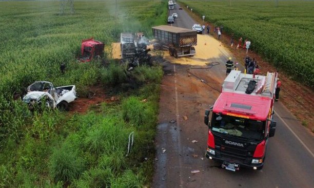 Corpo de Bombeiros atende ocorrência de acidente entre carreta e caminhonete da Prefeitura de Tapurah
