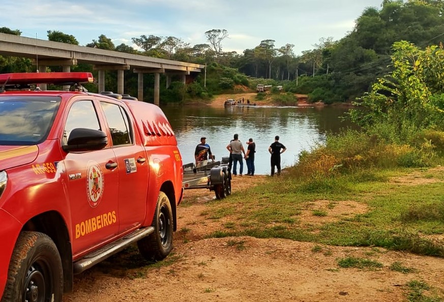 Bombeiros resgatam corpo encontrado por pescadores boiando em rio