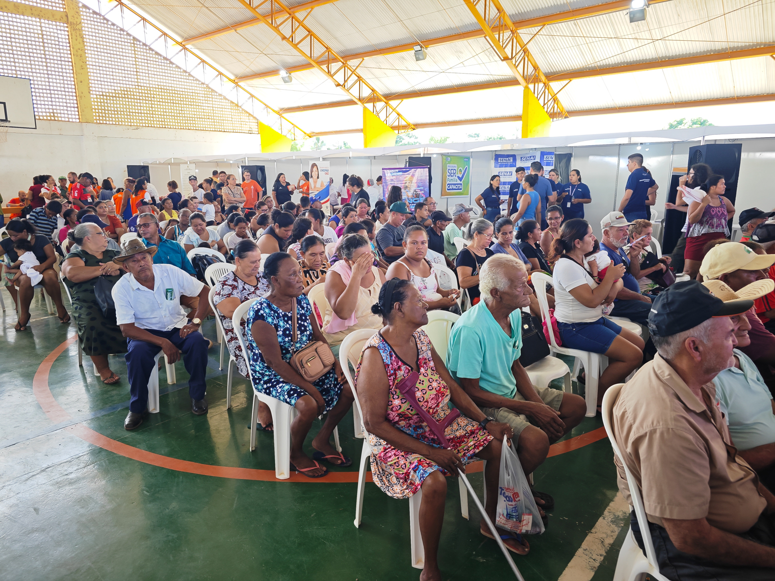 Cáceres | Ação Comunitária e de Cidadania da prefeitura atende mais de mil pessoas no bairro Jardim das Oliveiras