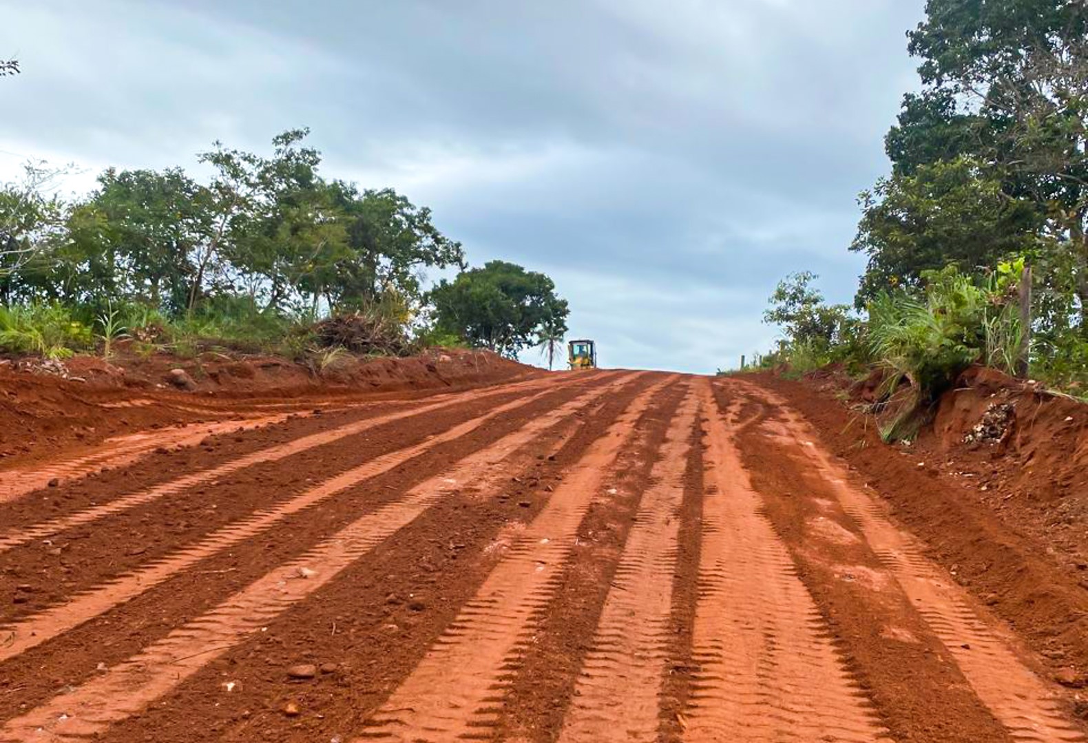 Prefeitura de Cáceres realiza manutenção em estrada vicinal de Roça Velha