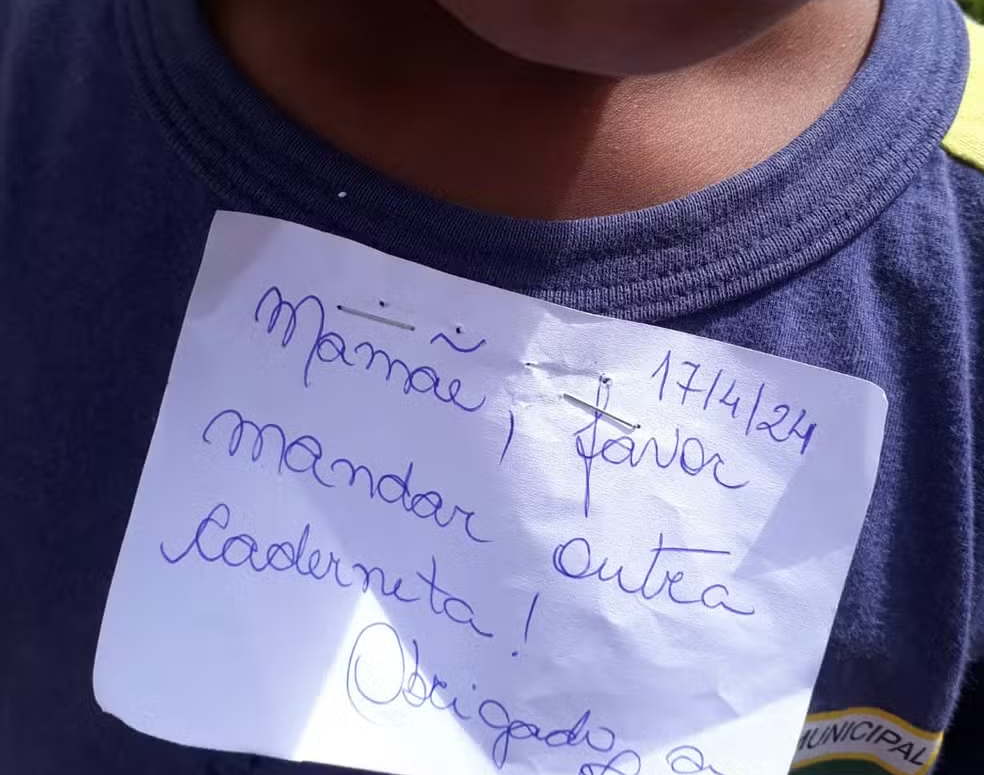 Professora grampeia bilhete em camisa de criança de 5 anos