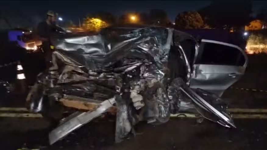Motorista morre após batida entre carro em caminhão na BR-364