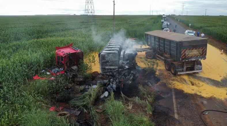Quatro servidoras morrem em acidente entre caminhonete e carreta